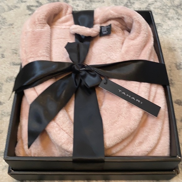 Tahari Other - BRAND NEW great looking Tahari Robe~S/M